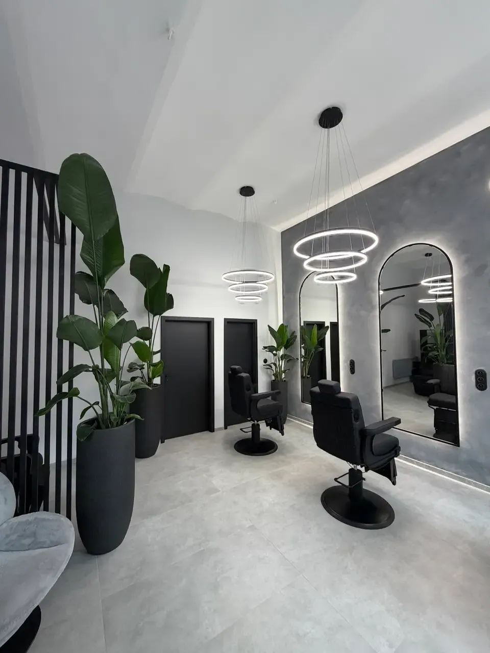 Interiér barbershopu Strojček v Bytči — barberské kreslo a zrkadlo